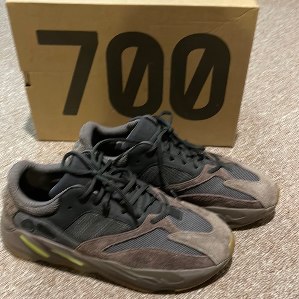 YZY MAUVE BOOST 700